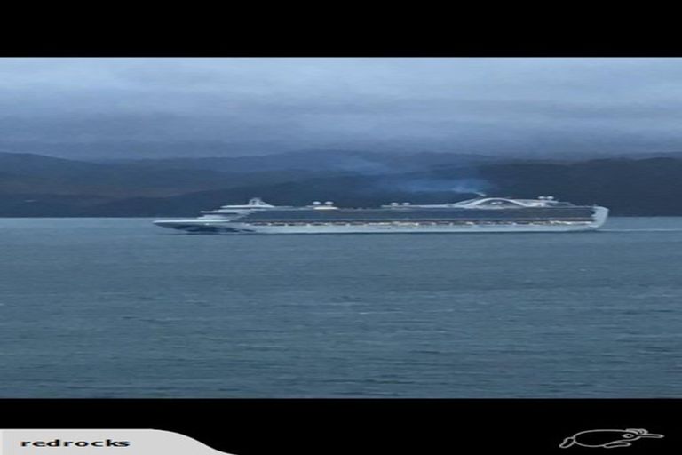 Photo of property in 42 Fortification Road, Karaka Bays, Wellington, 6022