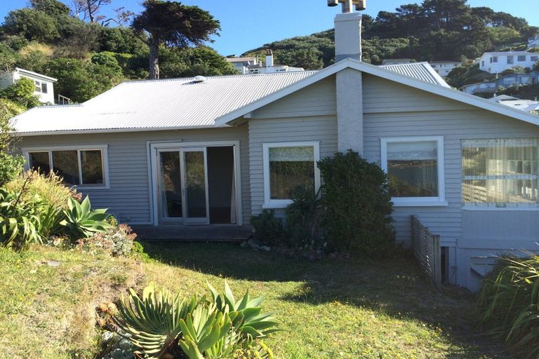 Photo of property in 1 Hungerford Road, Lyall Bay, Wellington, 6022