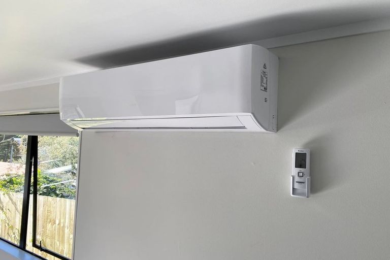 Photo of property in 2/523 Glenfield Road, Glenfield, Auckland, 0629