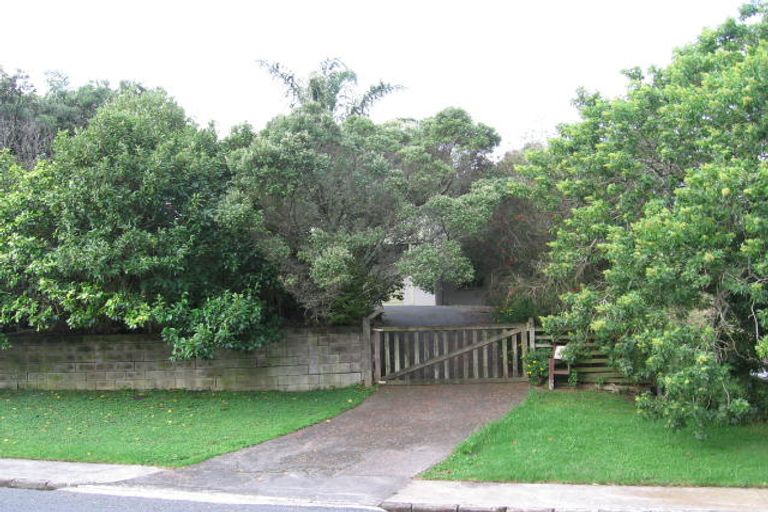 Photo of property in 16 Autumn Avenue, Glen Eden, Auckland, 0602