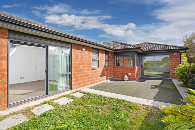 Photo of property in 23 Edgewater Parade, Waiuku, 2123