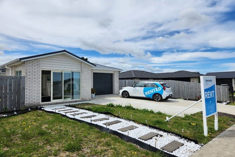 Photo of property in 30 Opouatu Avenue, Glenbrook, 2681