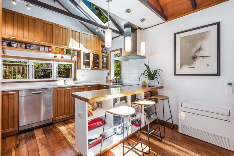 Photo of property in 21 Ferry Road, Days Bay, Lower Hutt, 5013