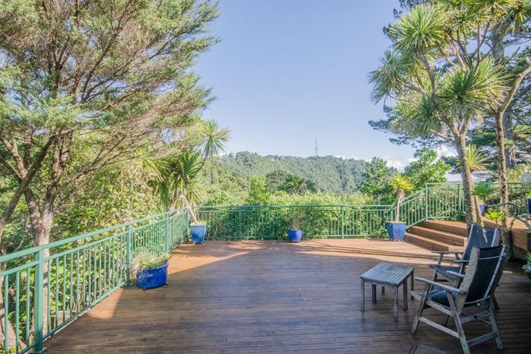 Photo of property in 907 West Coast Road, Waiatarua, Auckland, 0604