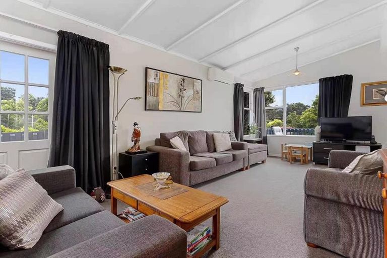 Photo of property in 17 Castleford Street, Green Bay, Auckland, 0604
