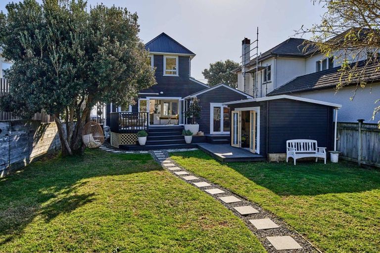 Photo of property in 147 Marine Parade, Eastbourne, Lower Hutt, 5013