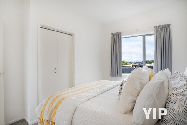 Photo of property in 4b Sunhaven Drive, Newlands, Wellington, 6037