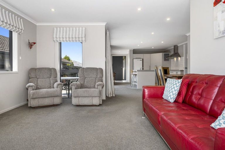 Photo of property in 2 Vista Close, Omokoroa, 3114