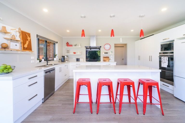 Photo of property in 18 Daniel Place, Kelvin Grove, Palmerston North, 4414