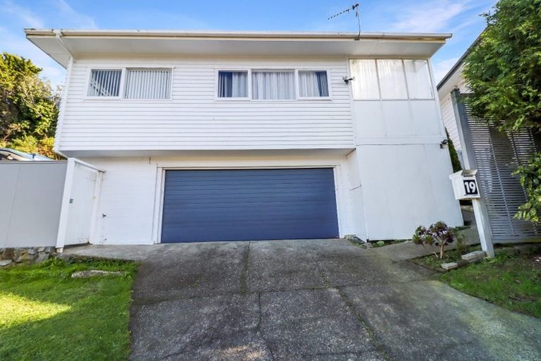 Photo of property in 19 Churton Drive, Churton Park, Wellington, 6037