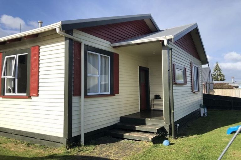 Photo of property in 184 Cornfoot Street, Castlecliff, Whanganui, 4501