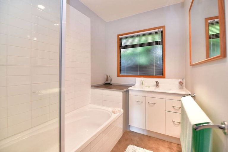 Photo of property in 70 Waiora Road, Stanmore Bay, Whangaparaoa, 0932