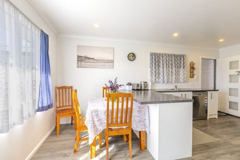 Photo of property in 17 Read Crescent, Clive, 4102