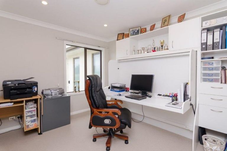 Photo of property in 6 Eagle Place, Martinborough, 5711