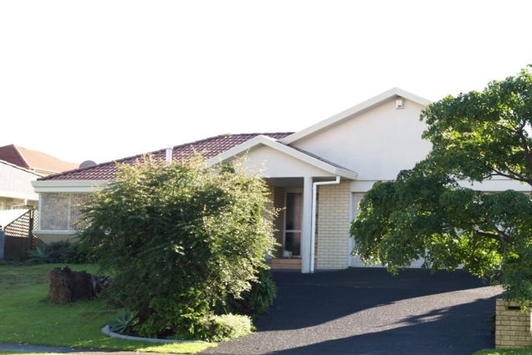 Photo of property in 128 Golfland Drive, Golflands, Auckland, 2013