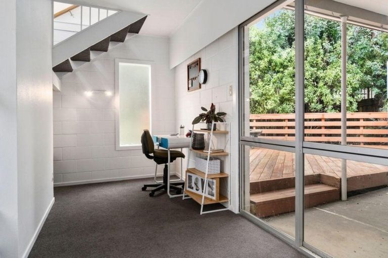 Photo of property in 77 Seymour Road, Sunnyvale, Auckland, 0612