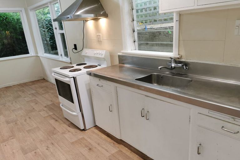 Photo of property in 88 Newlands Road, Newlands, Wellington, 6037