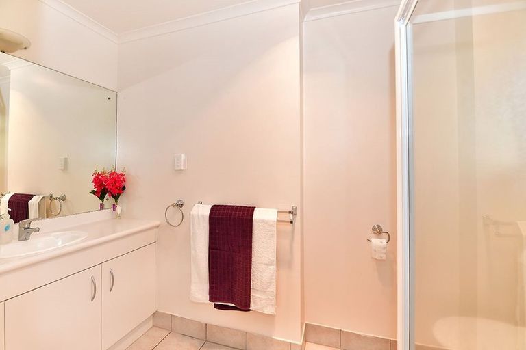 Photo of property in 8 Roberta Crescent, Orewa, 0931