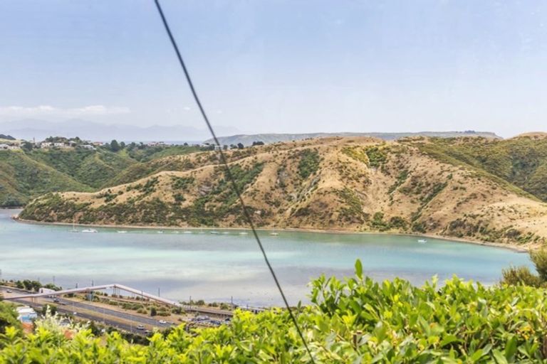 Photo of property in 25 Kahu Road, Paremata, Porirua, 5024