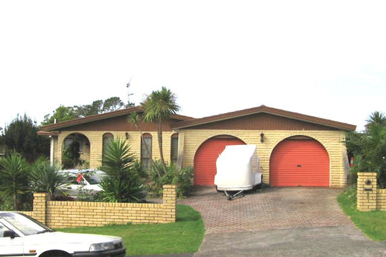 Photo of property in 1 Jenelin Road, Glendene, Auckland, 0602