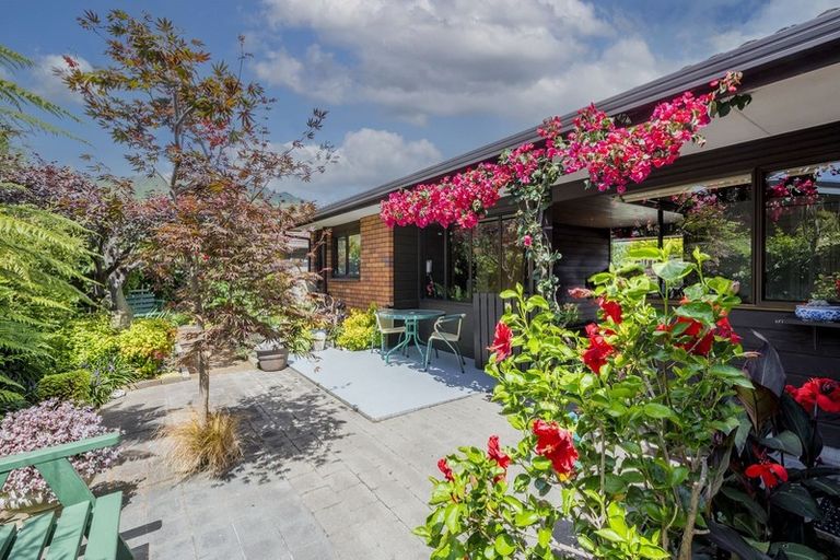 Photo of property in 1 Manu Grove, Waikanae, 5036