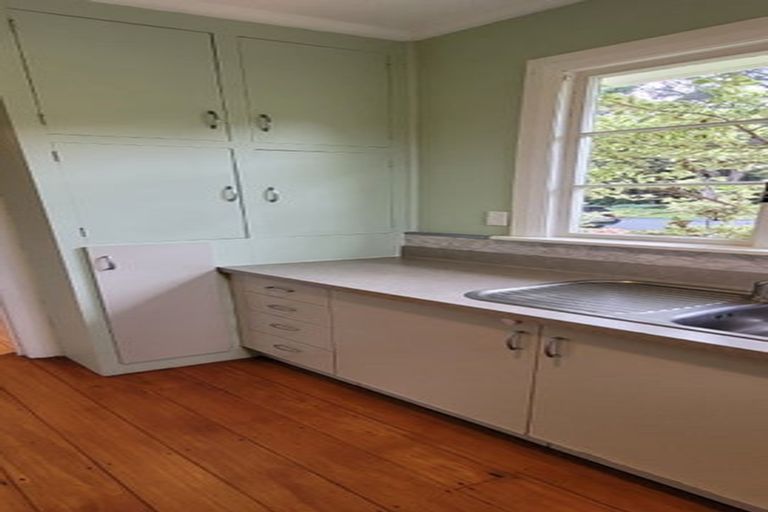 Photo of property in 32 Victoria Road, New Plymouth, 4310