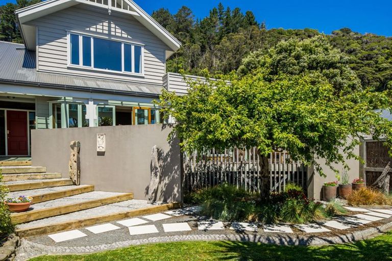 Photo of property in 107-109 Muritai Road, Eastbourne, Lower Hutt, 5013