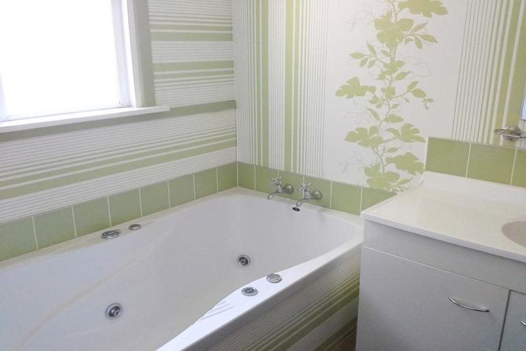 Photo of property in 33 Breakwater Road, Moturoa, New Plymouth, 4310