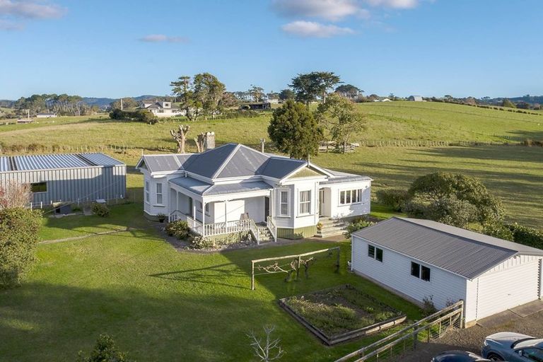 Photo of property in 290 Waitakere Road, Taupaki, 0782