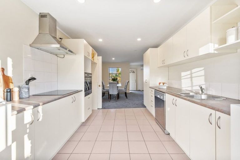 Photo of property in 28 Ginders Drive, Massey, Auckland, 0614