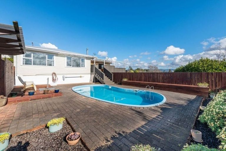 Photo of property in 74 Sylvan Crescent, Te Atatu South, Auckland, 0610