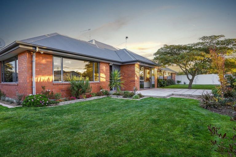Photo of property in 1 Lowe Place, Rangiora, 7400