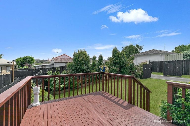 Photo of property in 1/8 Kirklow Place, Goodwood Heights, Auckland, 2105