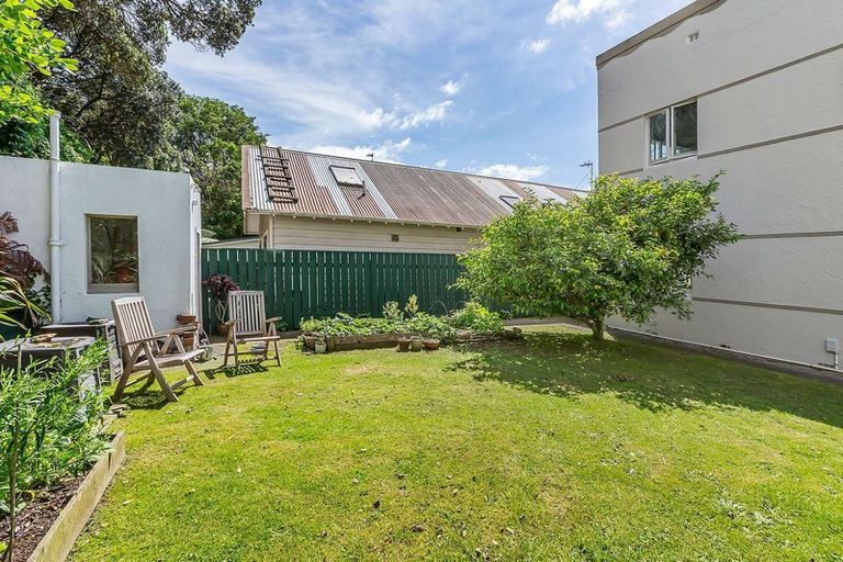 Photo of property in Ambassador Flats, 1/7 Maurice Terrace, Te Aro, Wellington, 6011