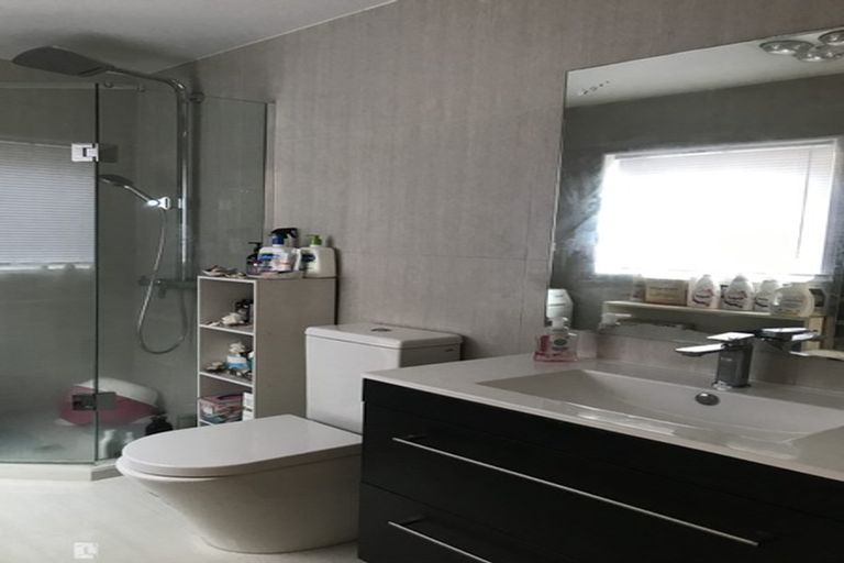 Photo of property in 24 Para Close, Fairview Heights, Auckland, 0632