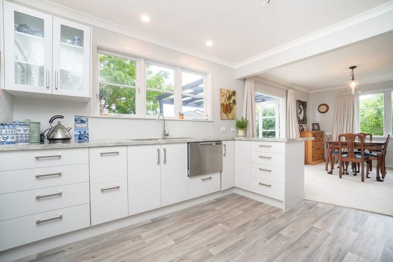 Photo of property in 4 Brett Place, Takaro, Palmerston North, 4412