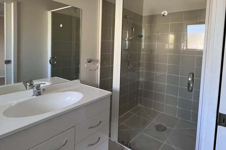 Photo of property in 5 Sunvista Avenue, Oteha, Auckland, 0632