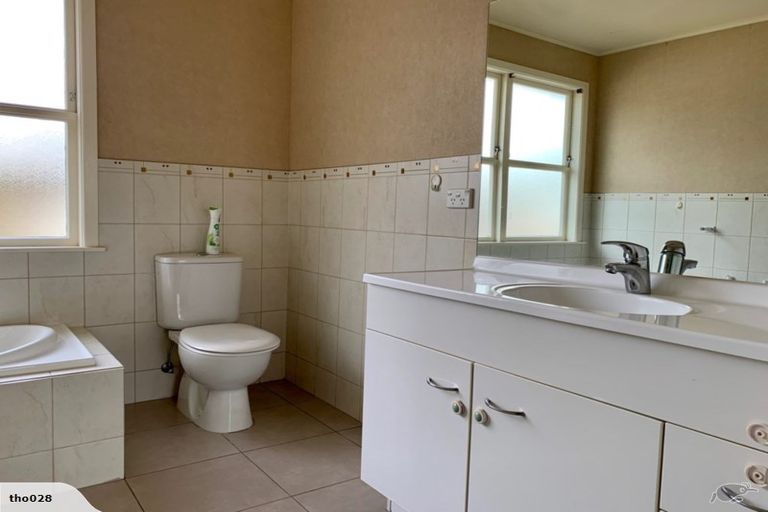 Photo of property in 52 Ennis Avenue, Pakuranga Heights, Auckland, 2010