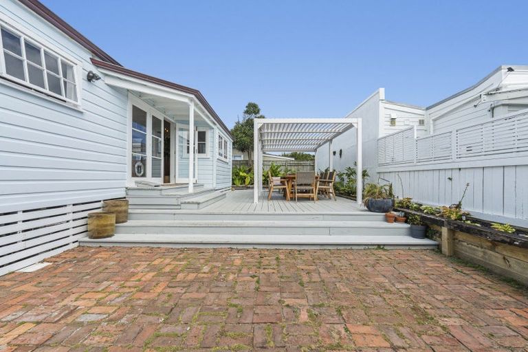 Photo of property in 18 Morley Street, New Plymouth, 4310