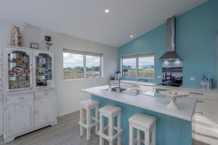 Photo of property in 111 Strathnaver Drive, Waikawa Beach, Levin, 5573