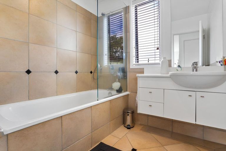 Photo of property in 27 Tamaki Drive, Pakuranga, Auckland, 2010