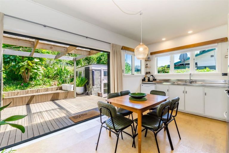 Photo of property in 27 Wellington Road, Paekakariki, 5034
