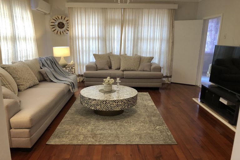 Photo of property in 4/2 Godley Road, Green Bay, Auckland, 0604