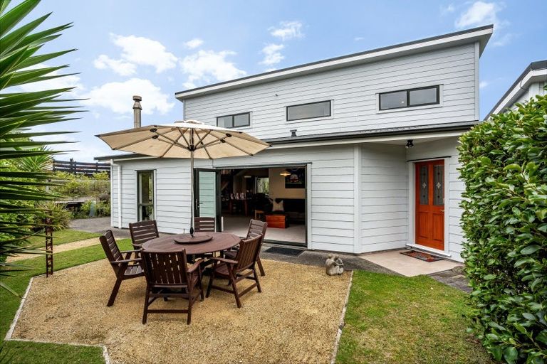Photo of property in 10 Fenside Street, Waikanae Beach, Waikanae, 5036