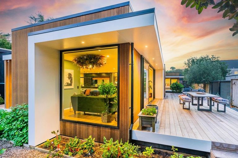 Photo of property in 76 Tennis Court Road, Raumati South, Paraparaumu, 5032