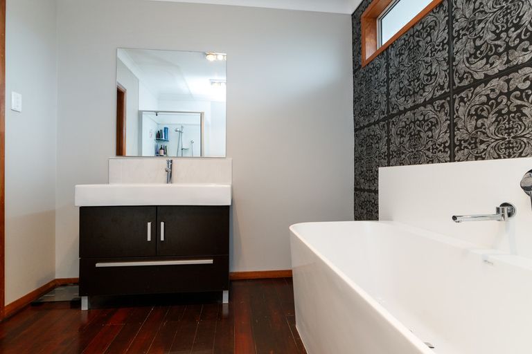 Photo of property in 10 Wood Street, Takaro, Palmerston North, 4410