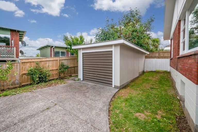 Photo of property in 3/166 East Coast Road, Forrest Hill, Auckland, 0620