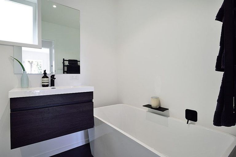 Photo of property in 2/40a Blakeborough Drive, Forrest Hill, Auckland, 0620