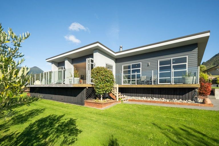 Photo of property in 33 Harbour View Heights, Picton, 7220