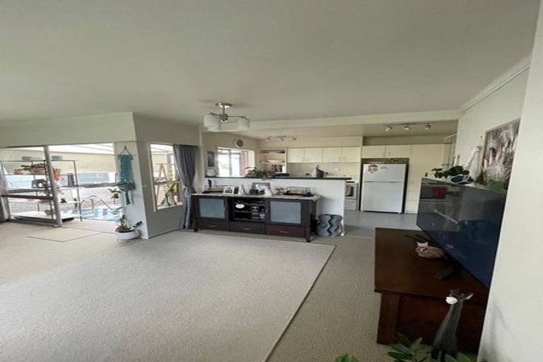 Photo of property in 1/43 Te Atatu Road, Te Atatu South, Auckland, 0610